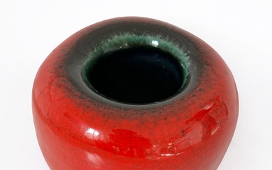 Georges JOUVE (1910-1964) Vase dit Galet, circa 1957, en céramique émaillée rouge à l'extérieur et...