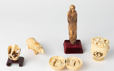 Gevarieerd lot miniaturen in ivoor. Tot.: 5 stuks: 1. Openklapbare noot. Dyptiek met religieuze taferelen, Dieppe, ca.