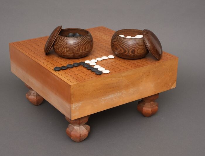 Go game - Wood, slate - Go Game - "Go" game table complete with "Go" stones in their Keyaki boxes -very good condition - Japan - Shōwa period (1926-1989)