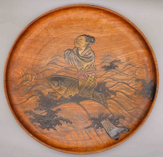 Grand plat de forme circulaire en bois laqué à décor de Kintaro chevauchant une carpe...
