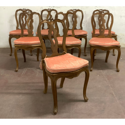 Gruppo di otto sedie in stile settecentesco con schienale a giorno, gambe e fascia sagomate (difetti)