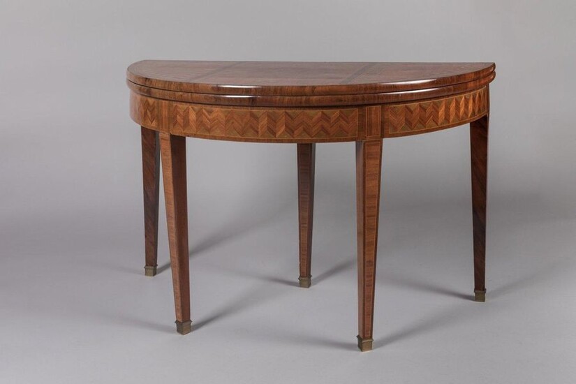 HALF-GAME TABLE in the style of LOUIS XVI the tray veneered with a checkerboard and decorated with cubes in rosewood, amaranth and plum tree. It opens by a drawer supported by a foot. The inside is dark green velvet with a braid. It rests on five...