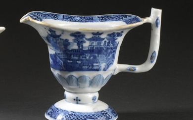Hanap en porcelaine bleu blanc Chine, XVIIIe siècle À décor de pagodes et jardins au-dessus...