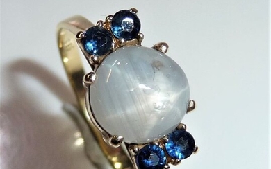 Handcrafted - 14 kt. Yellow gold - Ring - 2.50 ct Star Sapphire - 0.40 ct. blue sapphires