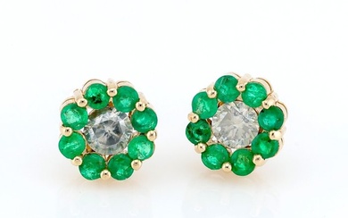 (IGI Certified) - Diamond (0.53) Cts (2) Pcs Emerald (0.65) Cts (16) Pcs - Earrings - 14 kt. Yellow gold