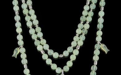 Important collier composé de trois rangs de perles de jade
