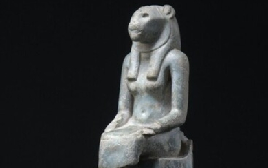 Importante statuette représentant une déesse... - Lot 55 - De Baecque et Associés