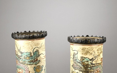 JAPON, XIXe Paire de vases rouleaux en céramique... - Lot 255 - De Baecque et Associés
