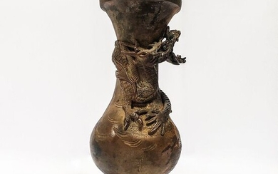 Japon, XIX ème Vase soliflore en bronze...