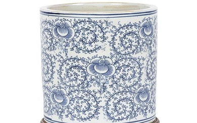 Jarre cylindrique en porcelaine émaillée bleu et blanc, Chine, fin de la dynastie Qing. Décorée...