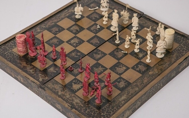 Jeu d'échecs avec boîte (Chine, probablement 19e s.), boîte en laque dorée avec terrain de...