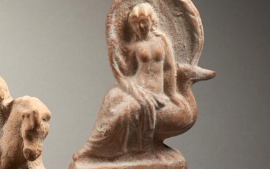 LÉDA ET LE CYGNE Art hellénistique, vers le 3e siècle av. J.-C.Statuette représentant Léda assise...