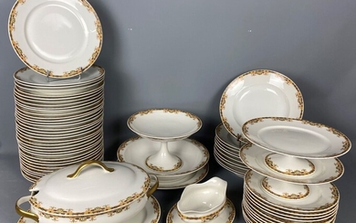 LIMOGES, WG&Cie - Service en porcelaine polychrome comprenant : 35 assiettes plates, 12 assiettes creuses...