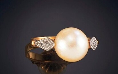 LOT OF TWO RINGS WITH MABÉ AND CULTIVATED PEARLS, on an 18k yellow gold frame. Price: 100,00 Euros. (16.639 Ptas.)