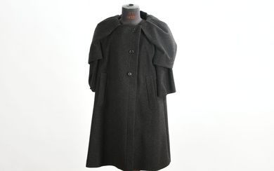 LOUIS VUITTON manteau femme, taille 42, gris modèle de soirée style papillon dans le gout...