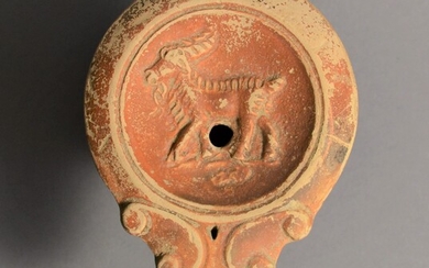 Lampe à huile avec bouc Romaine, 1er siècle après J.-C. Terre cuite, L = 11,3...
