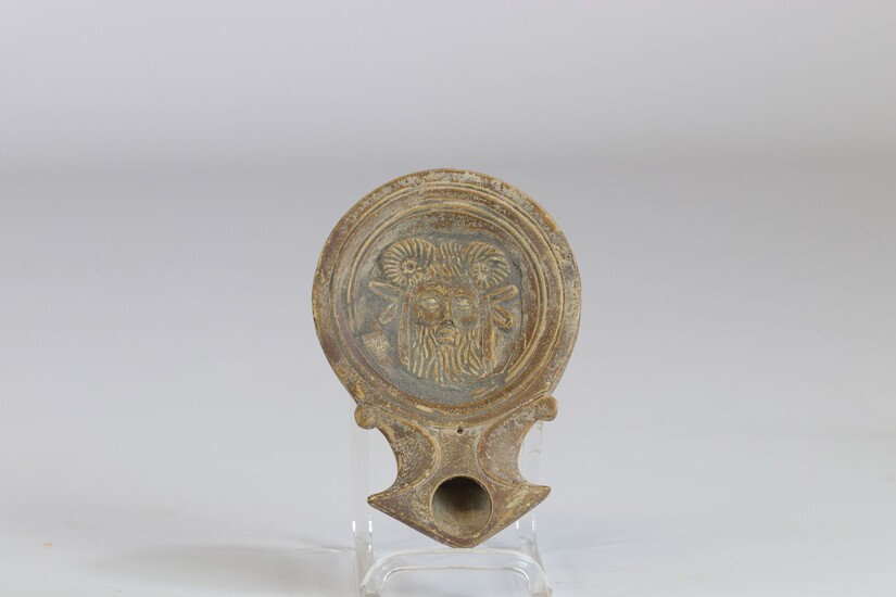 Lampe à huile en terre cuite avec représentation de la divinité Cernunos . Romain celtique....