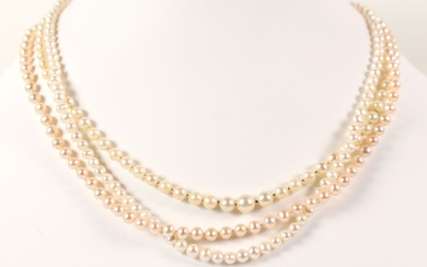 Lot de trois colliers de perles de culture blanches et rosées dont un en chute....