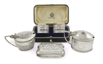 Lot mixte d'objets en argent, comprenant : un pot à moutarde écossais George III, probablement...
