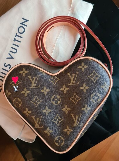 Louis Vuitton - Cœur Game on Crossbody bag in Italy