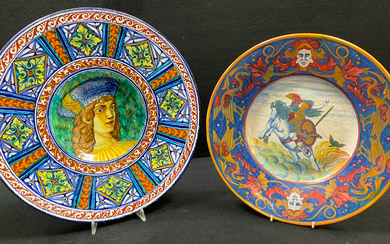 Manifatture diverse, secolo XIX-XX. Lotto composto da un piatto in ceramica decorata a lustro con cavaliere rampante nel cavetto e…