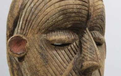 Masque Igbo, Nigéria Afrique. Beau masque Afrique occidental présentant de nombreuses scarifications. H. 28,5cm -...