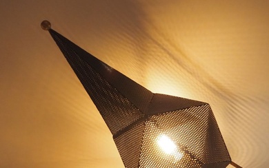 Mathieu Matégot (1910-2001) : Lampe, modèle "Baghdad", dessiné en 1954, métal plié et ajourée laqué...