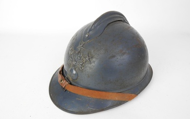 OFFICIER GENERAL. Casque Adrian modèle 1915 en acier peint en bleu horizon brillant, la grenade...