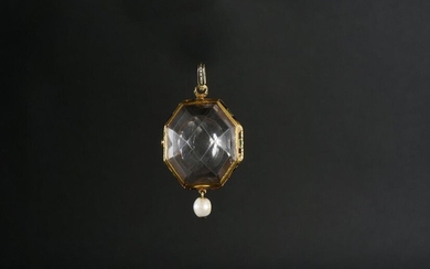 Octagonal reliquary medallion in faceted rock crystal, enamelled gold frame and belly, hinged opening, pendant pearl. (wear to the enamel, a small accident on the reverse).