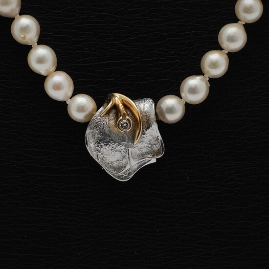 SOLD. Ole Lynggaard: A pearl necklace with a "Rustic" clasp set with a diamond, mounted in 14k white gold and gold. (2) – Bruun Rasmussen Auctioneers of Fine Art