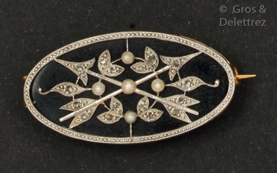 Oval brooch in yellow and white gold, adorned...