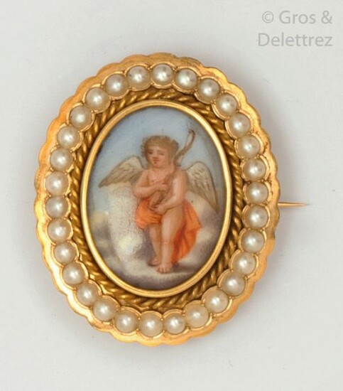 Oval brooch in yellow gold, adorned with a...