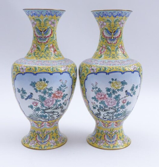 Paar Vasen mit Vogel-Fels-Dekor, China, 20. Jh.