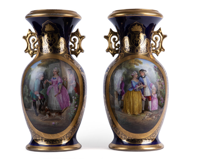 Paar vazen. Tours. Ca. 1860. Deels goudgehoogd porselein op donkerblauwe fond. Beschilderd met parktafereel met