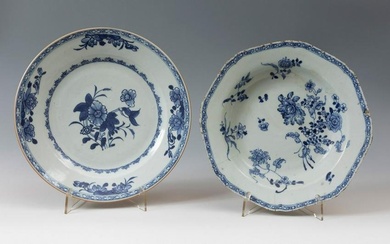 Pair of dishes; Company of the Indies, 18th century. Ceramics. They have flaws and hairs.