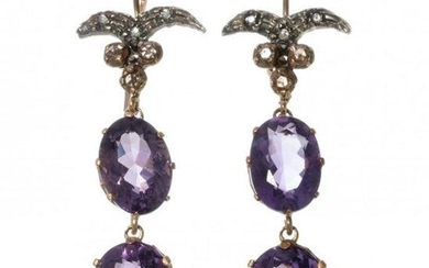 Pair of long earrings with movement, in gold and amethysts. S: XIX. Model with three bodies, the