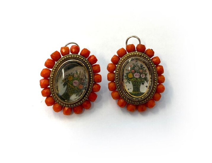*Pair of metal pendant earrings decorated with a bouquet of flowers in miniature. Surrounded by a coral pearl. (Accidents)