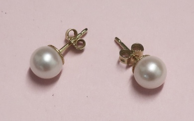 Pair of pearl stud earrings with 585 yellow gold mount