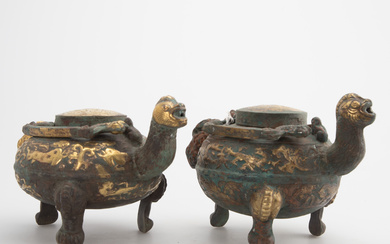 Pair of ritual/wine vessels HE with hen's head, in the style of the Zhou Dynasty, mid-20th century Jh. (2).