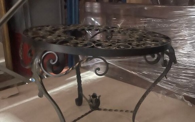 Petite table de salon circulaire en fer forgé... - Lot 255 - Kâ-Mondo