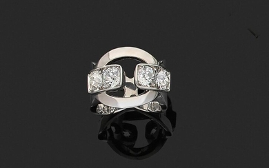 RING in 750 thousandths openwork white gold, the centre adorned with four round and cushion-cut diamonds. Finger size: about 49 (balls). Gross weight: 13 g. Assumed weight of the four diamonds about 0.50 to 0.70 ct each. (missing one diamond). Ring in...