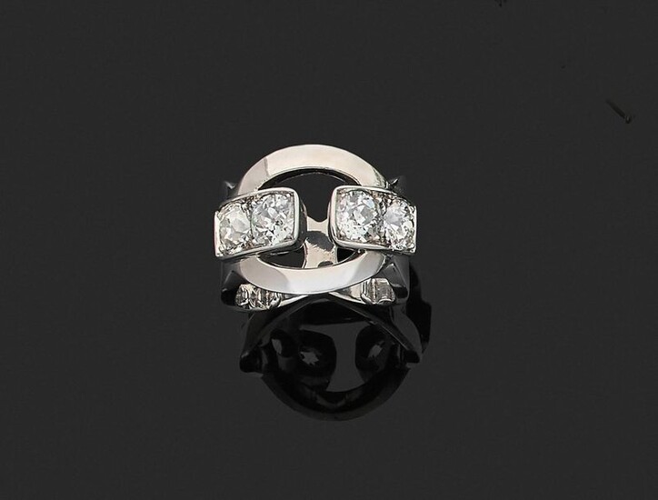 RING in 750 thousandths openwork white gold, the centre adorned with four round and cushion-cut diamonds. Finger size: about 49 (balls). Gross weight: 13 g. Assumed weight of the four diamonds about 0.50 to 0.70 ct each. (missing one diamond). Ring in...