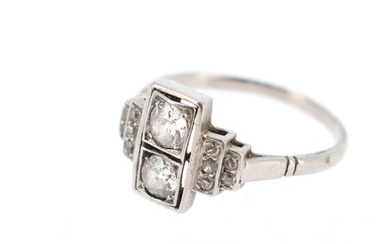 Platinum ring (950 °/°°) set with two old cut diamonds in the center, shouldered with 8x8 diamonds arranged in degrees Gross