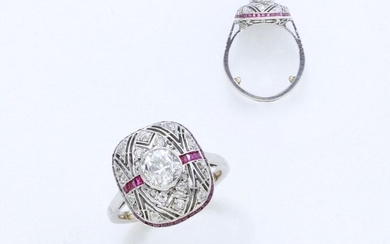 Ring in 750 white gold and 850 thousandths platinum adorned with an old cut diamond in closed beaded setting set on an openwork plateau punctuated with old cut diamonds and calibrated rubies. Circa 1920/30. (scratches)