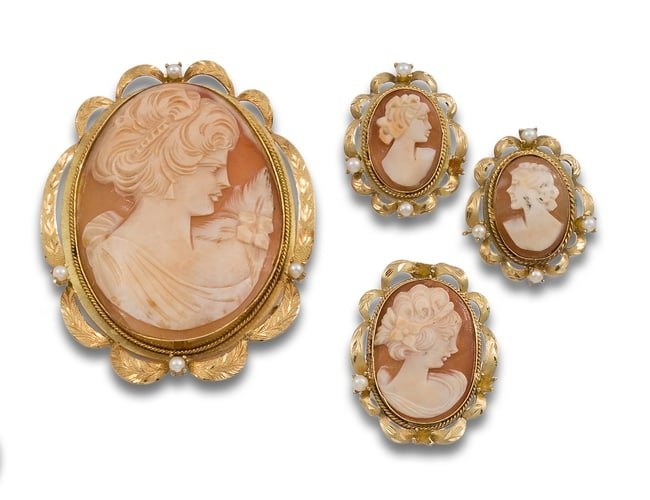 SET OF BROOCH, EARRINGS AND RING IN GOLD WITH PEARLS AND CAMEOS
