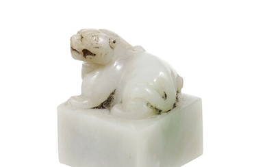 Sceau en jade pâle, Chine, surmonté d'un chien de Fô couché, h. 5 cm