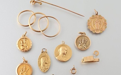 Scrap gold: engraved medals, pin, rings24.2 g.