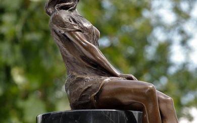Sculpture, zittende dame - 28 cm - bronze marble