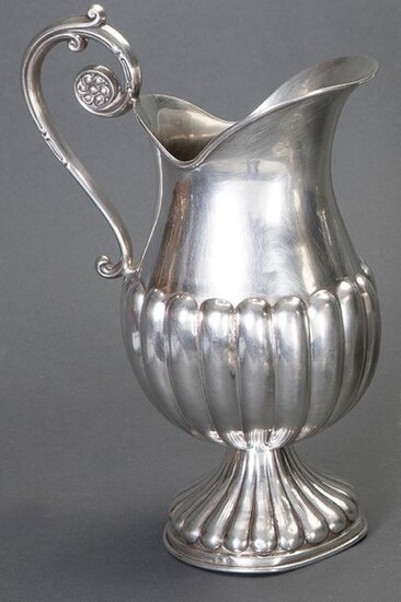 Spanish silver jug with Agruña's marks. Galloned shapes and handle in the shape of a tronapunta. Some dents. Total weight: 575 gr. Height: 25 cm. Exit: 200uros. (33.277 Ptas.)