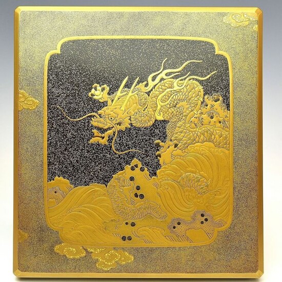 Suzuribako 硯箱 (writing box/inkstone case) - Gold, Lacquer, Wood - Impressive suzuri-bako with maki-e design of dragon and tiger family - including tomobako - Japan - 19th century (Edo period)